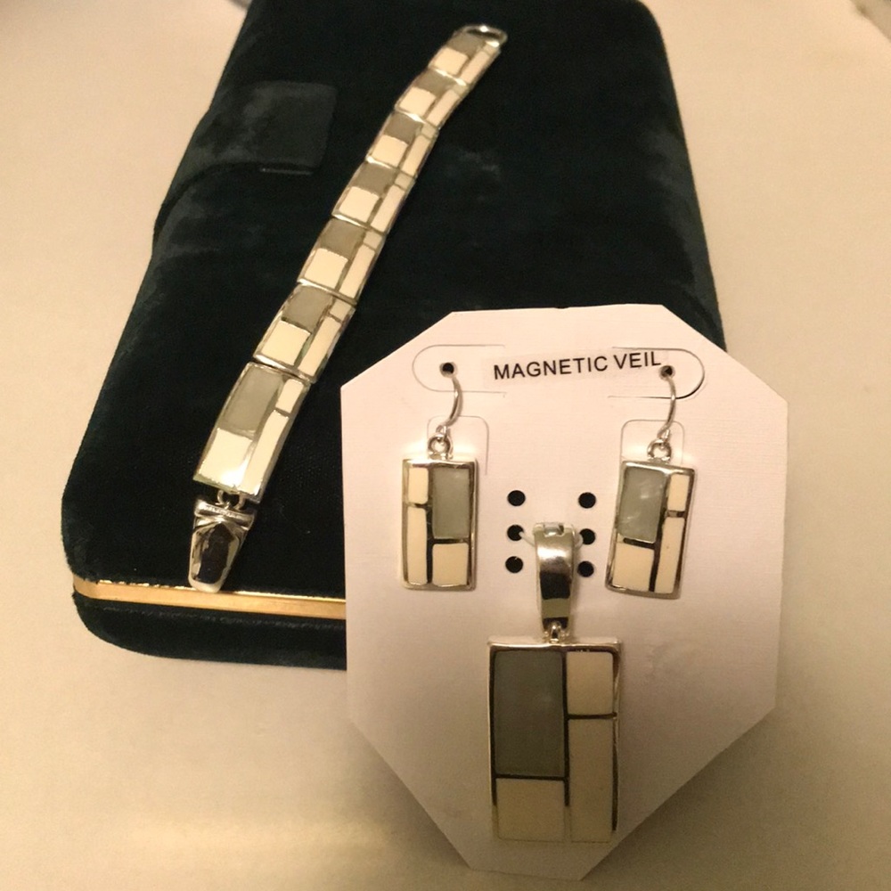 Four piece White/silver/pearly Set - New